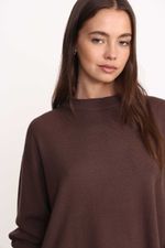 SWEATER-LISO-PIA-CHOCOLATE-08003231CH-03.jpg