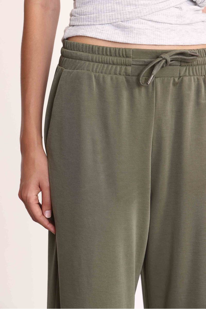 JOGGER-LEILA-VERDE-MUSGO-03002811VM-03.jpg